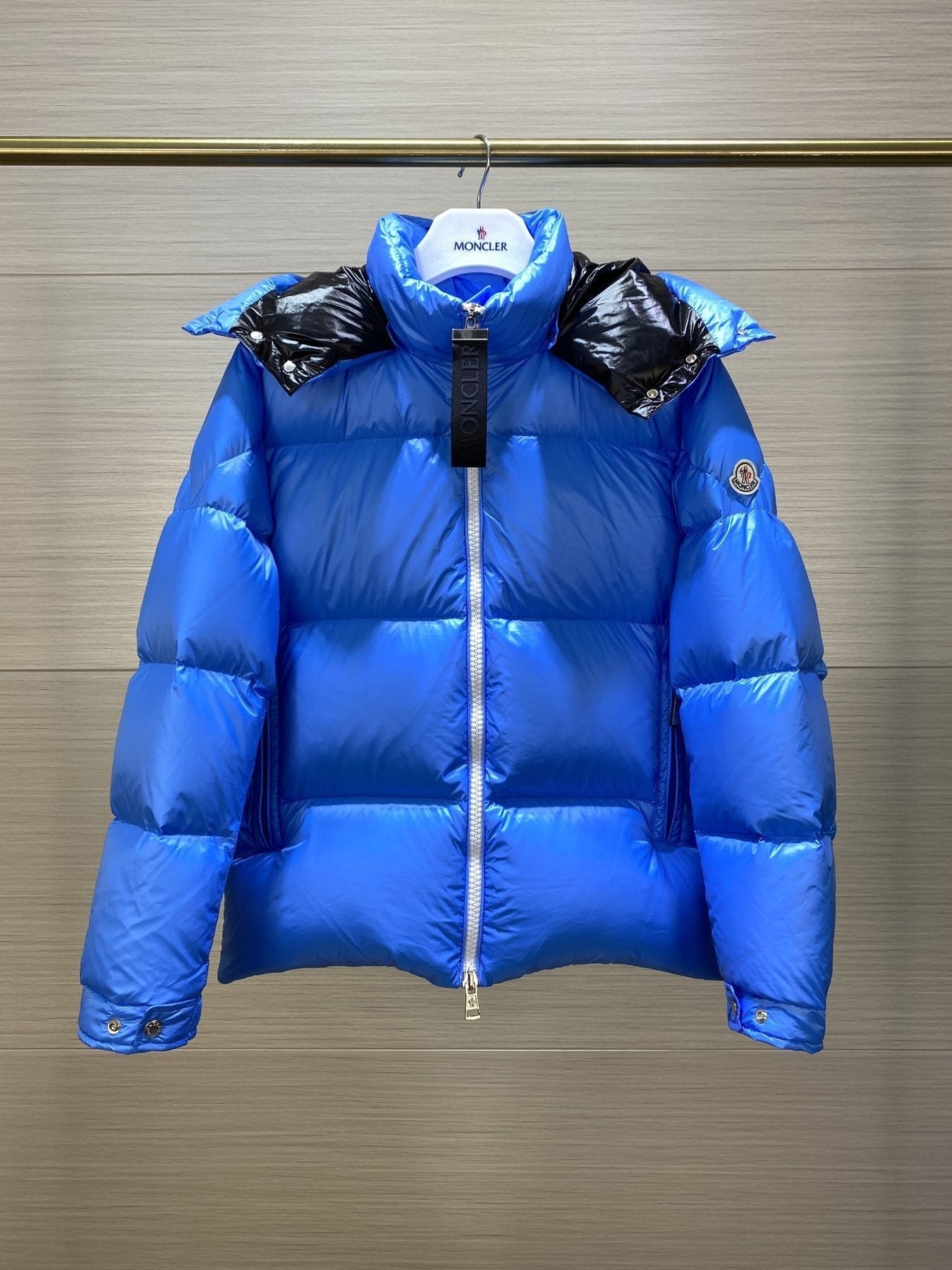 Moncler Contrast-Lined Hooded Puffer Coat — front