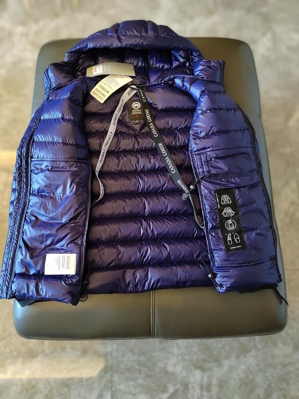 Canada Goose Hooded Short Down Jacket — hang_tag