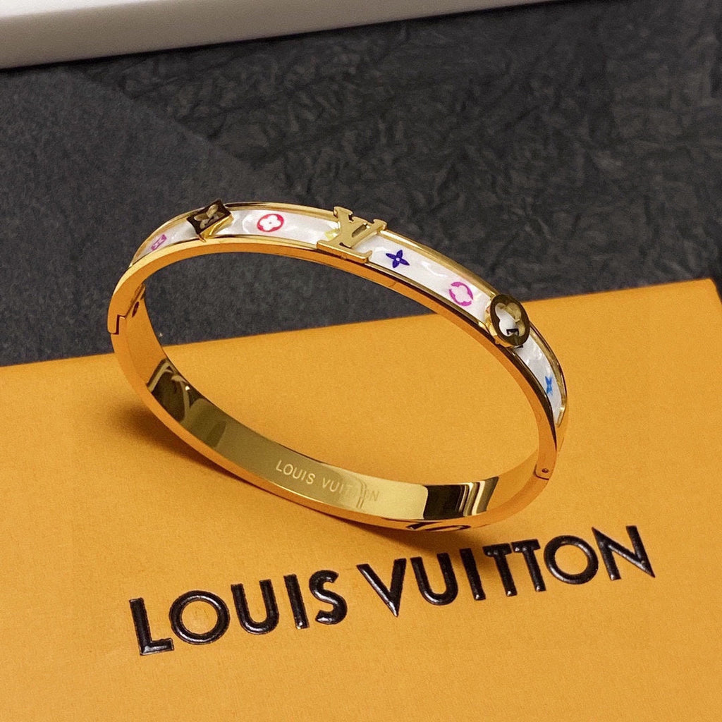 18K Louis Vuitton Pearl Bracelet